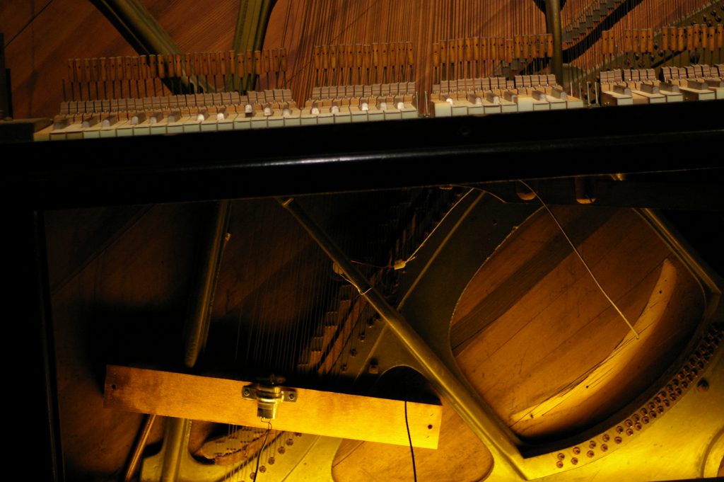 Solo de musique concrète pour 6 pianos sans pianiste