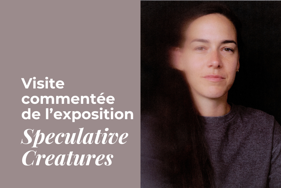 L'image est un visuel promotionnel pour une exposition d'art intitulée « Speculative Creatures ». Sur le côté gauche, un texte en français indique « Visite commentée de l'exposition Speculative Creatures » en blanc, sur un fond taupe. Sur le côté droit, une personne à l'expression douce et aux traits légèrement flous est représentée sur un fond sombre. Cette personne a de longs cheveux noirs, porte un haut gris décontracté et regarde directement l'appareil photo.
