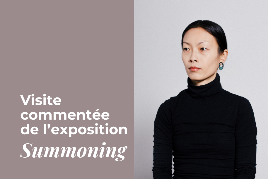 L'image montre un visuel promotionnel pour une exposition d'art intitulée « Summoning ». Sur le côté gauche, un texte en français indique « Visite commentée de l'exposition *Summoning* » en blanc, sur un fond taupe. Sur le côté droit, une personne à l'expression neutre et aux vêtements sombres est assise sur un fond gris clair, regardant hors champ vers la droite. La personne a des cheveux noirs raides tirés vers l'arrière, porte un col roulé noir et des boucles d'oreilles visibles.