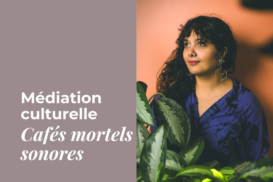 Salima, une femme à la peau brune et aux longs cheveux noirs bouclés, regarde au loin. Elle est entourée de plants de monstera qui contrastent avec un mur rose pêche.
