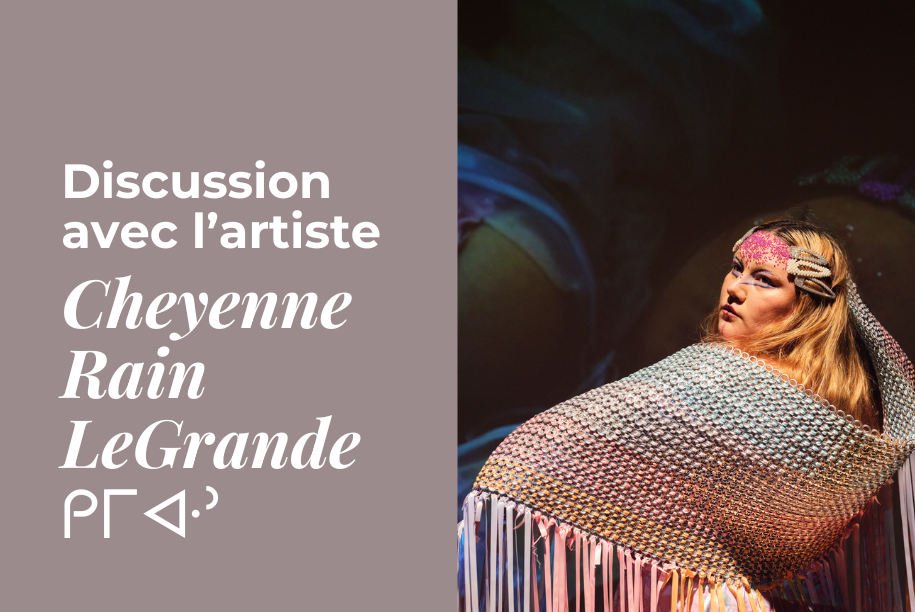 L'image est séparée en deux. Un carré de couleur mauve avec indiqué dessus 'discussion avec l'artiste Cheyenne Rain LeGrande'. Un châle coloré et texturé drape une artiste, mise en valeur par un éclairage de fond vibrant.